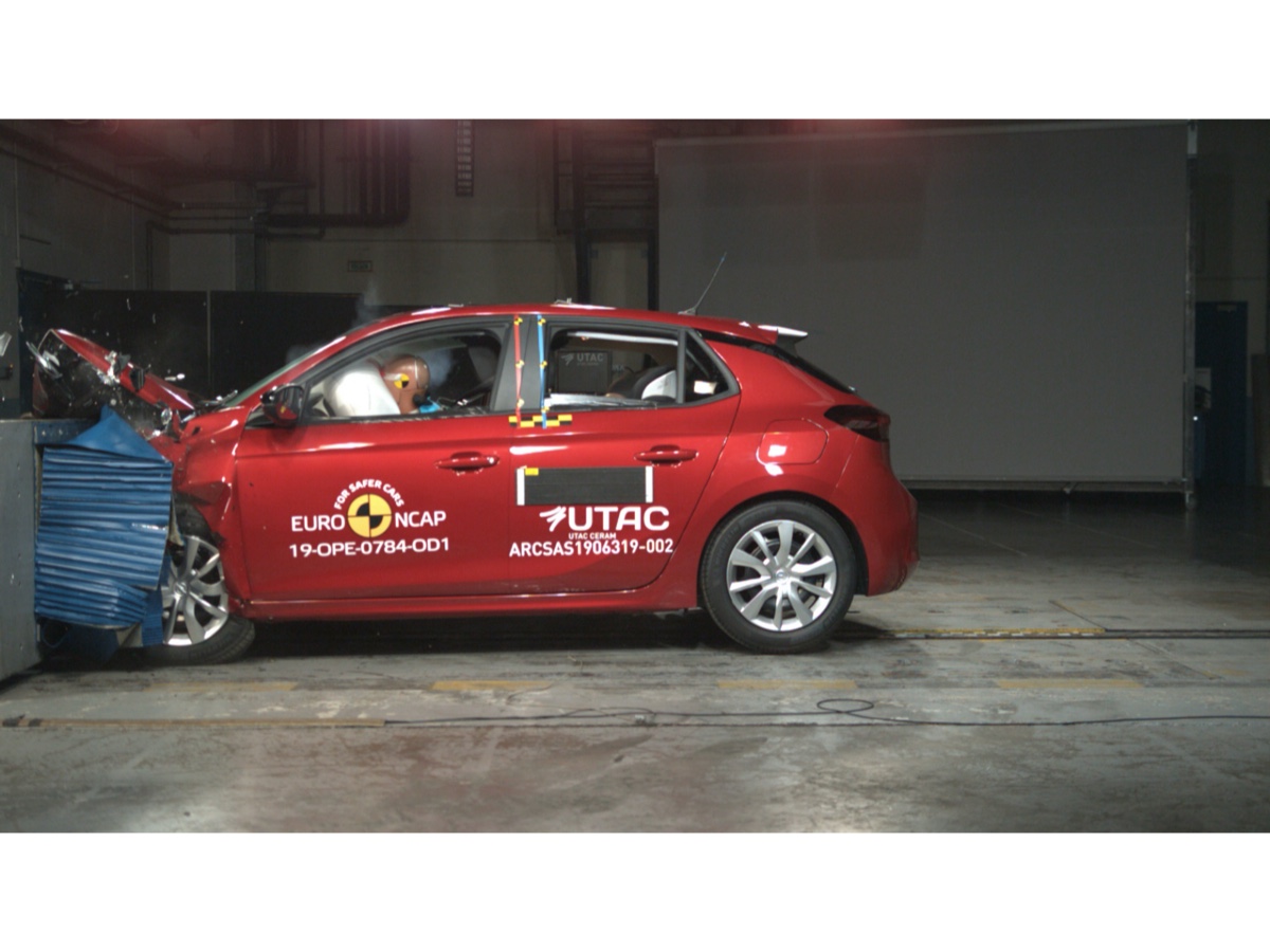 5 stelle per CX-30, GLB ed Explorer, 4 per Corsa nei test Euro NCAP