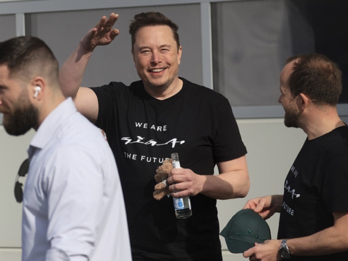 Tesla, Musk visita Grünheide