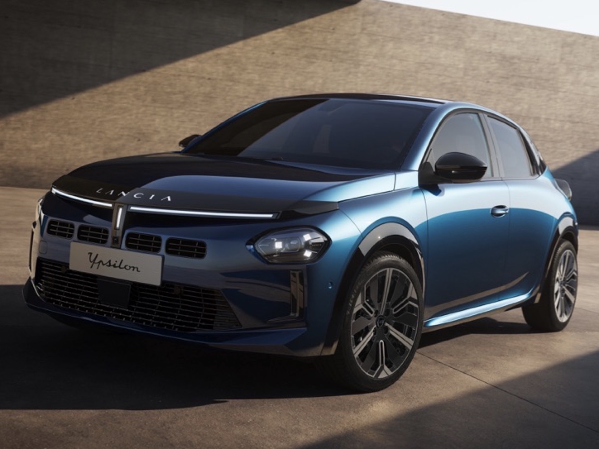 Lancia Ypsilon Edizione Limitata Cassina MHEV