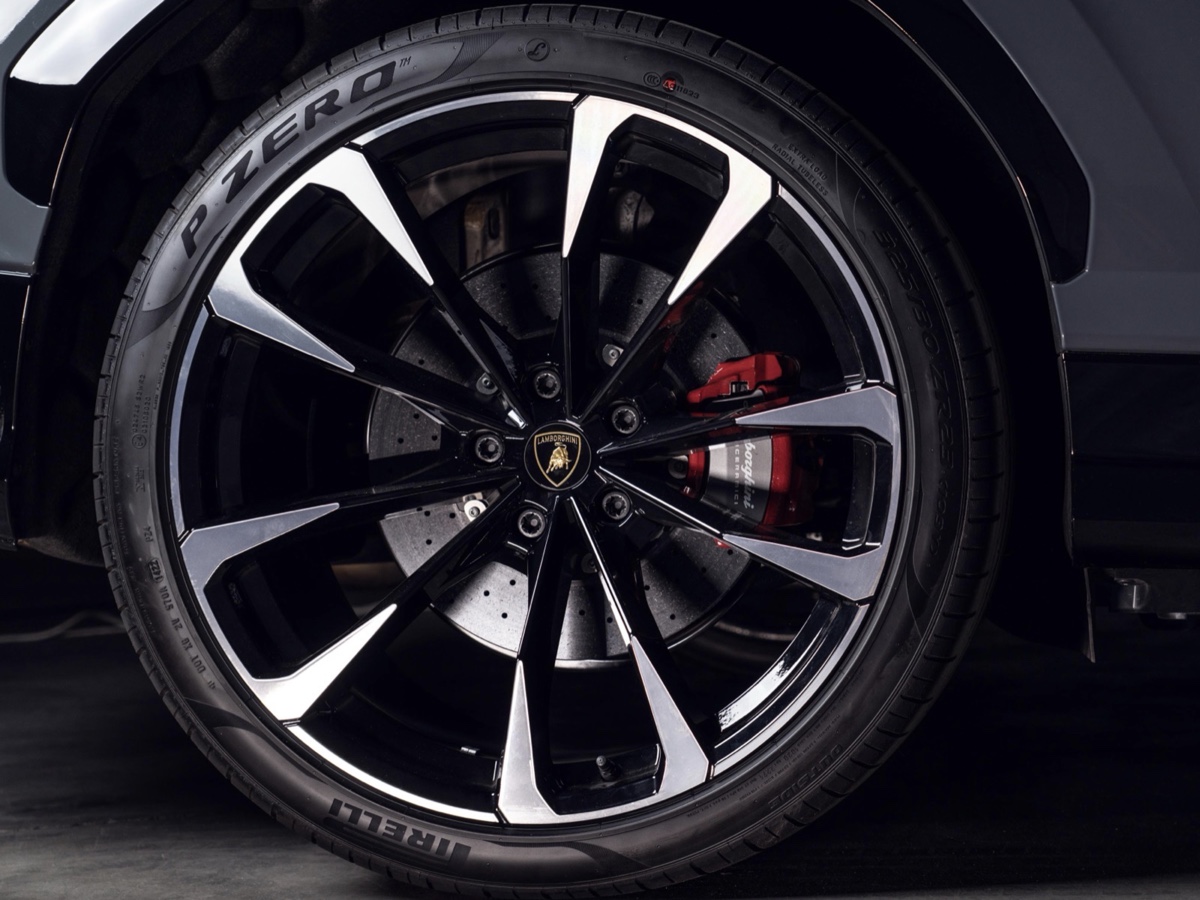 Pirelli P Zero Elect Lamborghini Urus SE