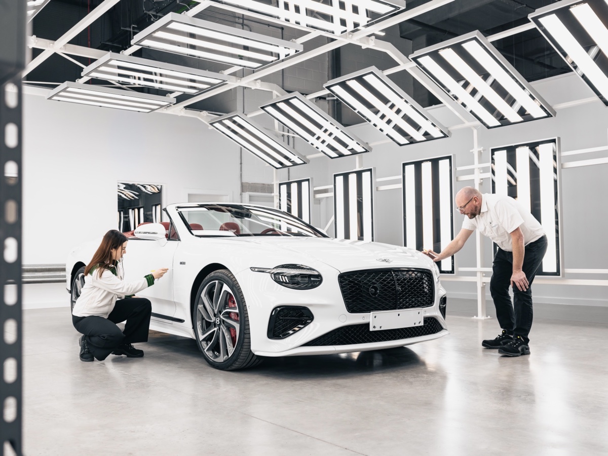 Bentley nuovo Excellence Centre Crewe