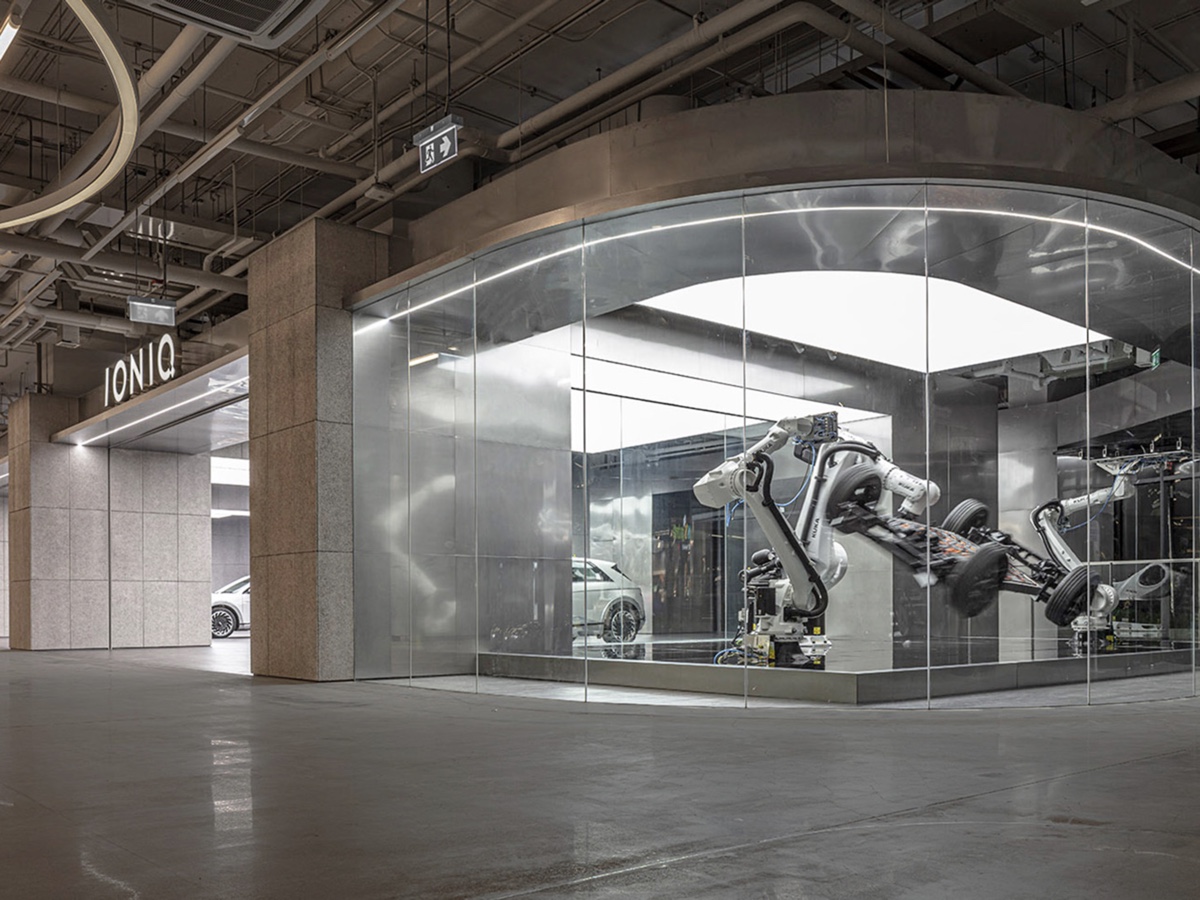 Hyundai Ioniq robotic retail experience
