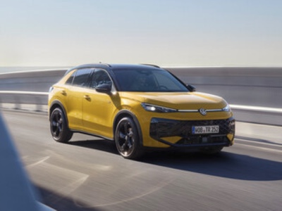 Volkswagen T-Roc la più venduta in Europa ad agosto; Dacia Sandero leader negli otto mesi