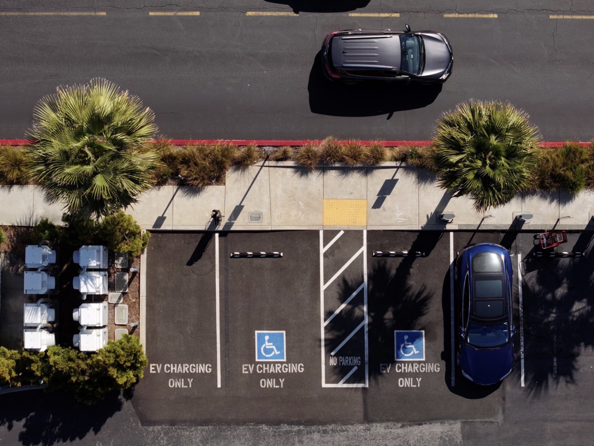 California piazzole ricarica EV