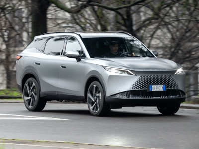 Media test drive a Milano per il crossover ibrido Omoda 7 SHS-P