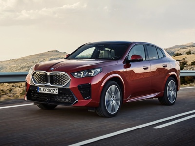 Più autonomia per iX1 e iX2 e nuovo logo le novità BMW per la primavera