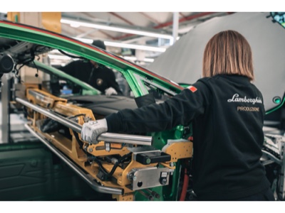 Lamborghini, 25% di nuove assunzioni femminili nel 2025