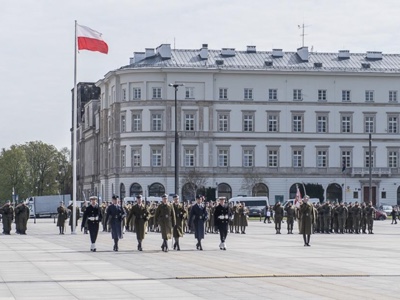 La Polonia vieta l'ingresso delle auto cinesi nelle basi militari