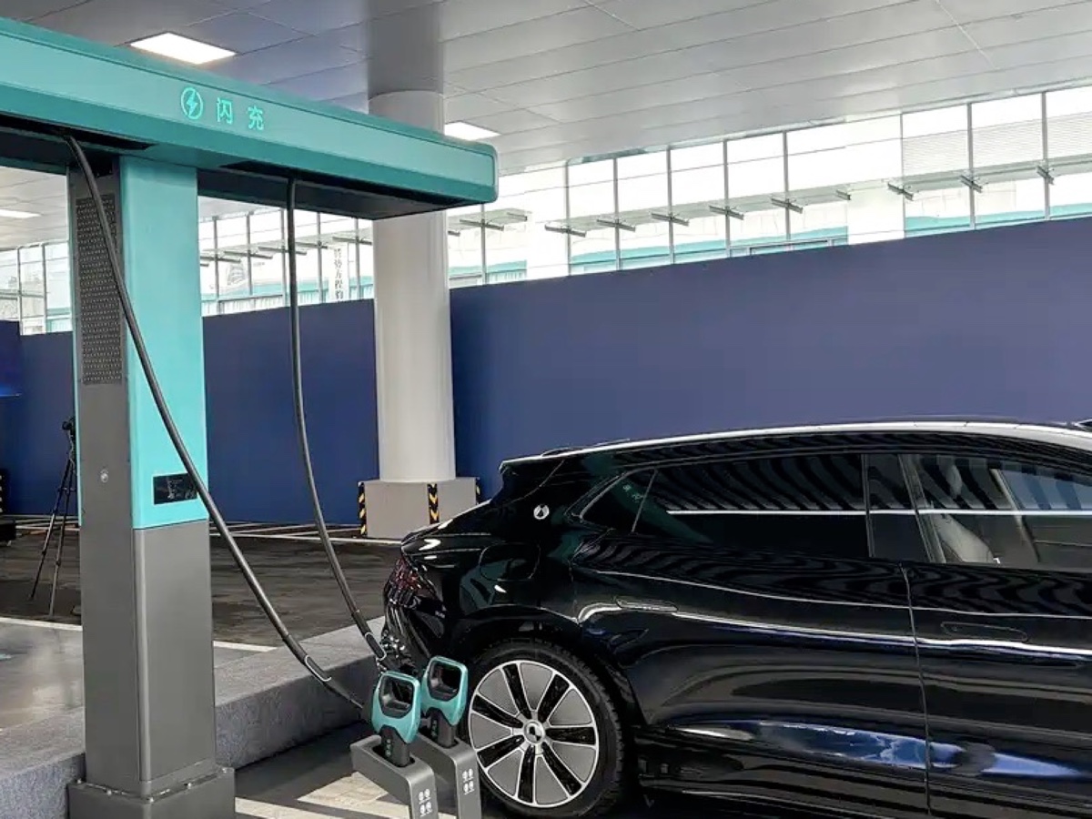 BYD stazione flash-charging 