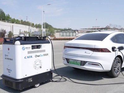 Robot mobili in Cina trasformano il parcheggio in una stazione EV