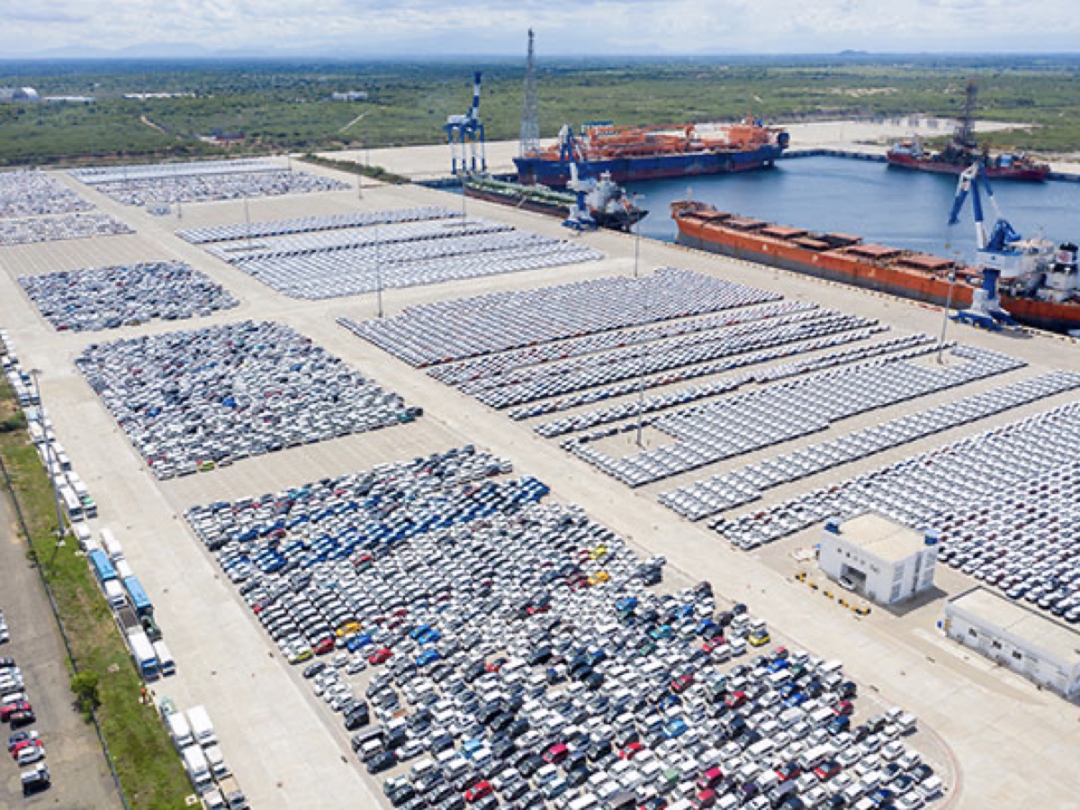 Auto bloccate porto Hambantota Sri Lanka