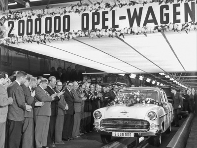 Opel celebra un secolo di pietre miliari tra storia e record
