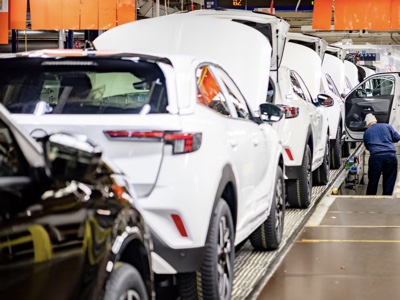 Stellantis, entro il 2028 stop alla produzione auto a Poissy