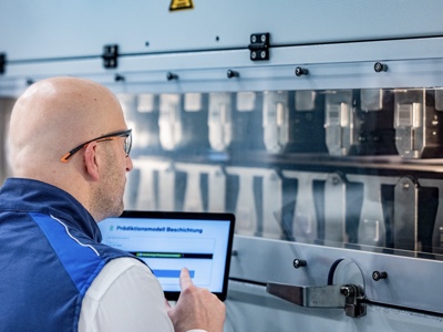 BMW e CRTA dimezzano tempi e costi delle batterie EV con l'IA