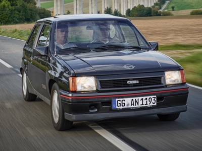 Opel celebra la sportiva GSi della Corsa di prima generazione