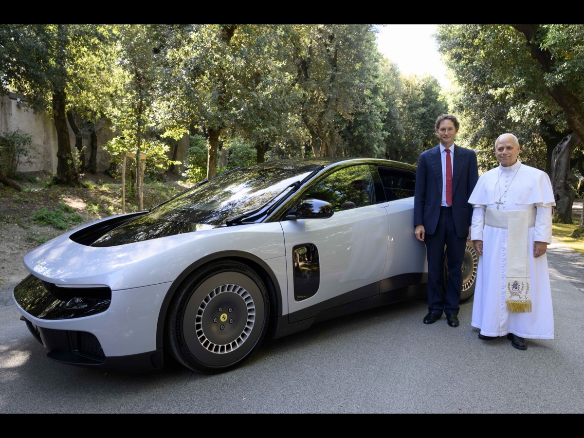 Ferrari Luce John Elkann Papa Leone XIV