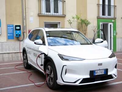 Geely celebra 1 anno in Italia con un progetto sociale a Napoli