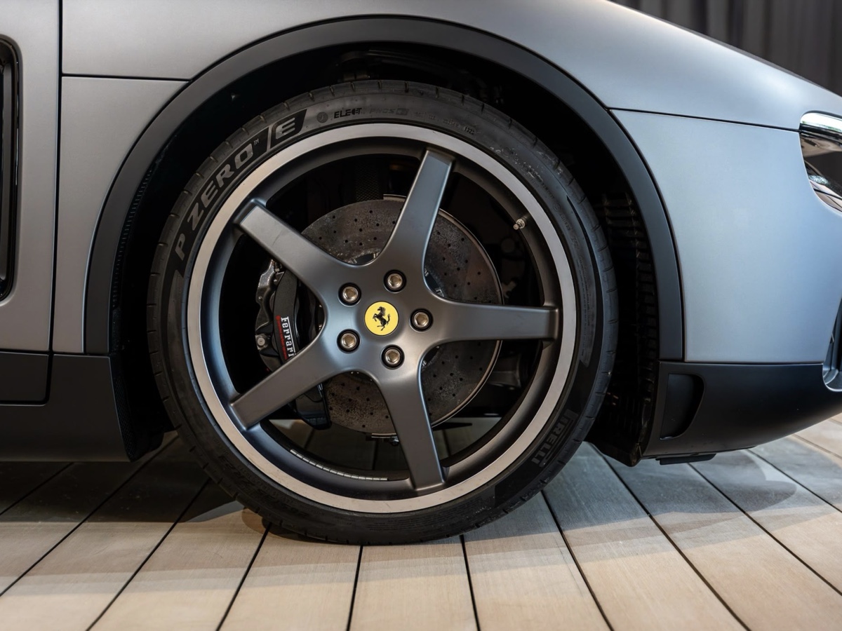 Pirelli P Zero E Ferrari Luce