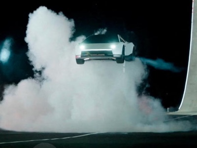 La Tesla Roadster adotterà propulsori SpaceX; produzione dal 2028