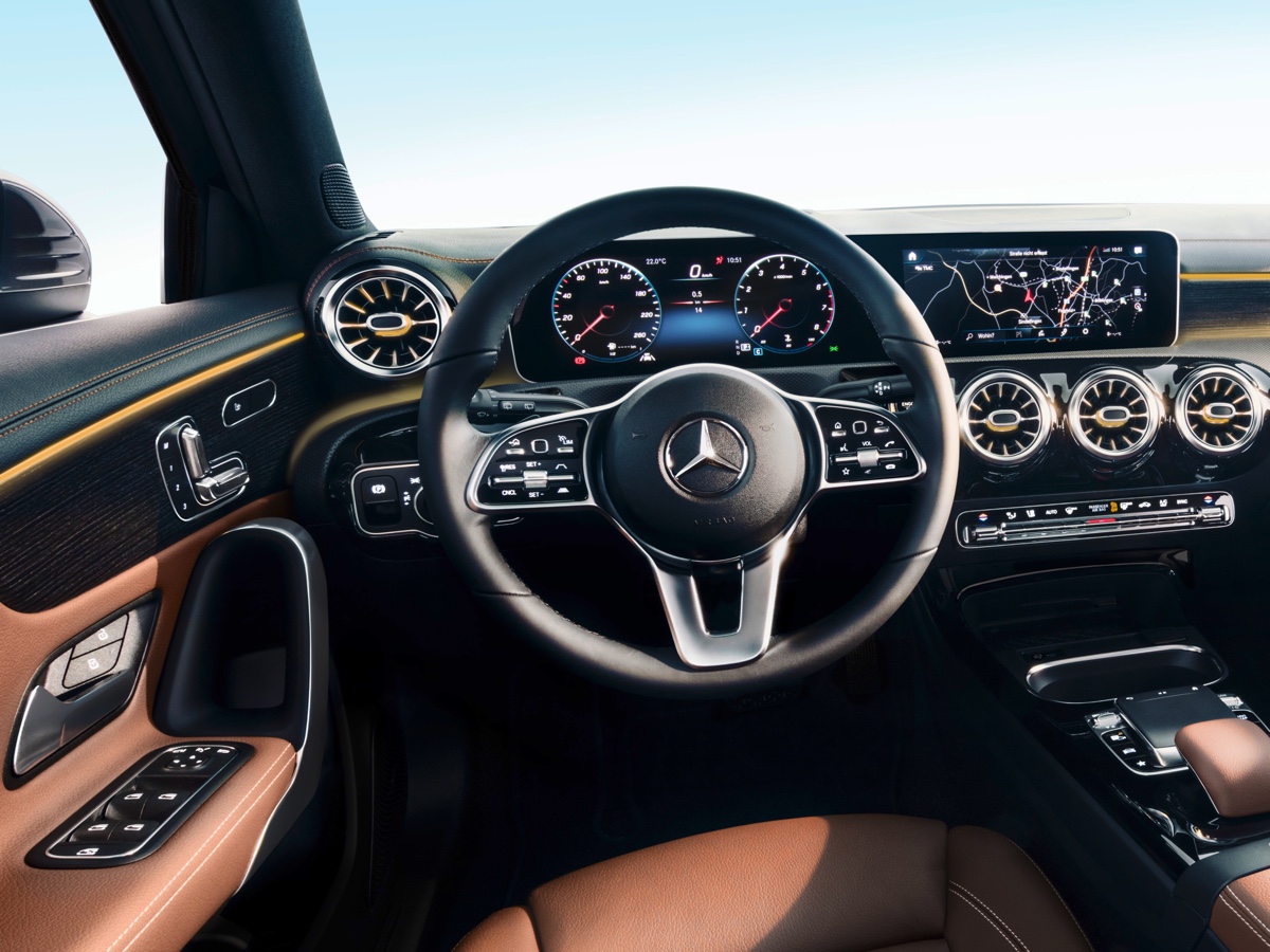 Mercedes svela gli interni della nuova Classe A Mercedes svela gli interni della nuova Classe A
