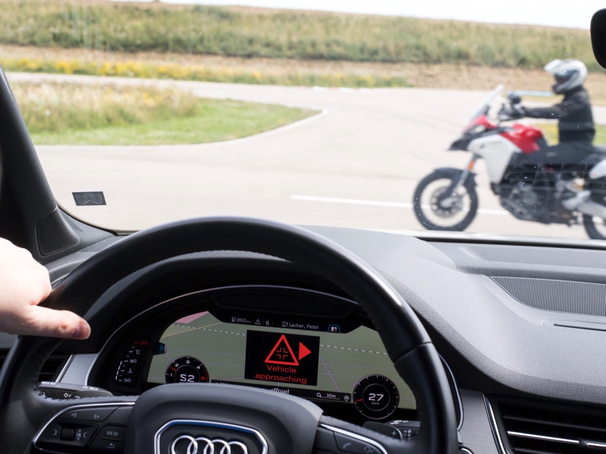 Ducati, Audi e Ford C-V2X direct communication interoperability 