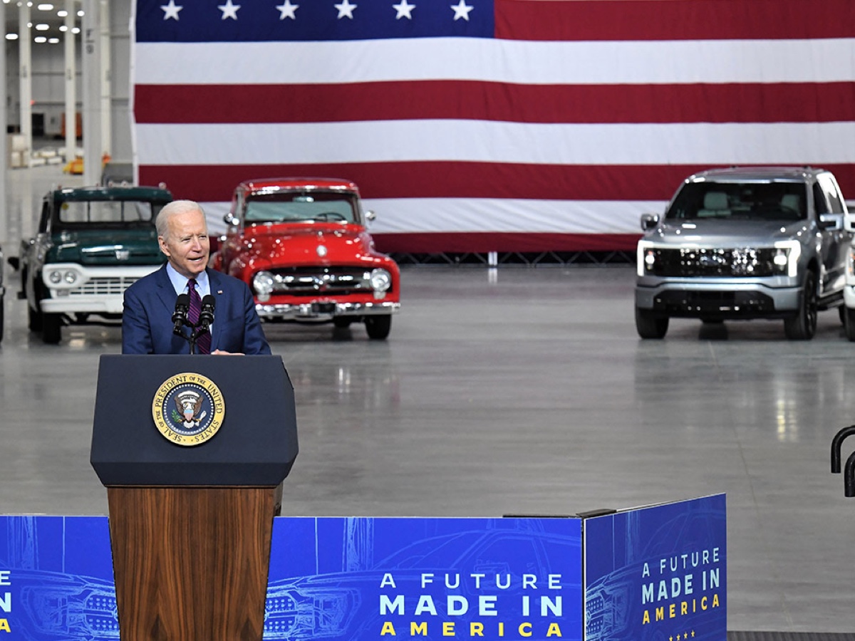 Ford svela l'F-150 Lightning alla visita di Biden