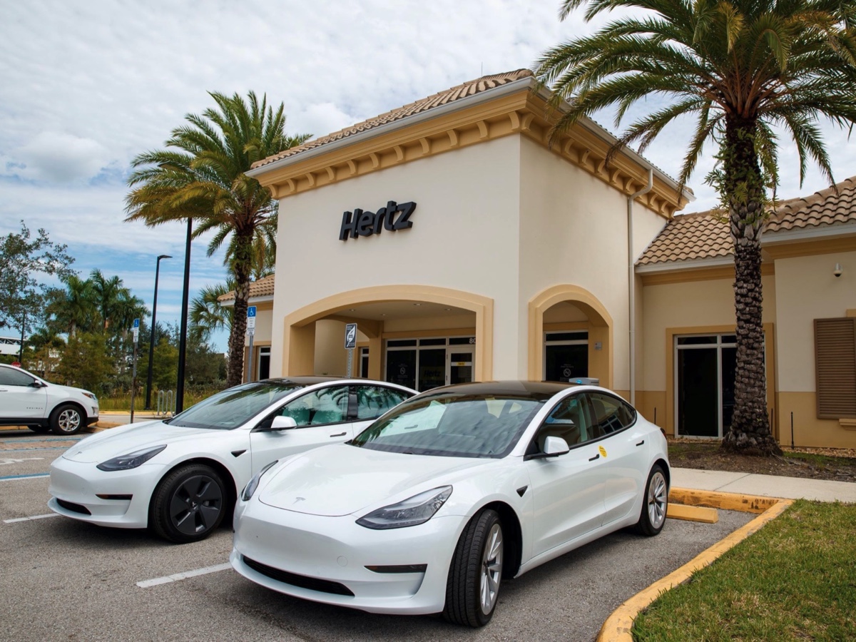 Hertz noleggio Tesla