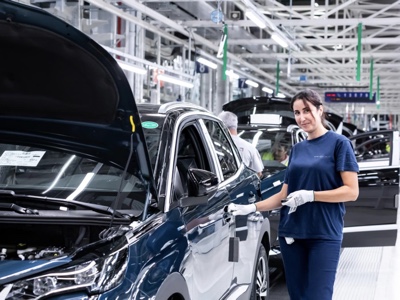 Stop alla produzione in diversi stabilimenti francesi di Stellantis per mancanza di batterie EV