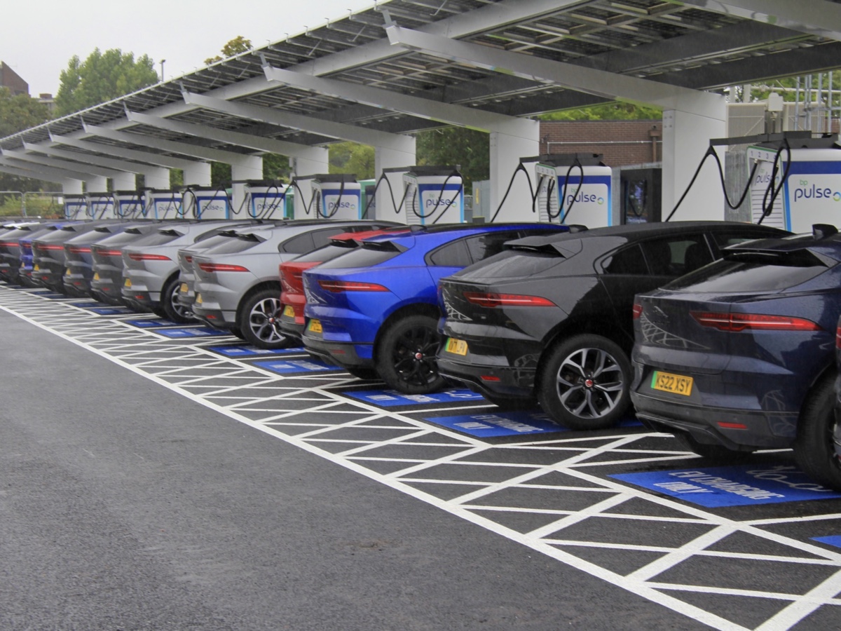 Jaguar hub ricarica EV Birmingham