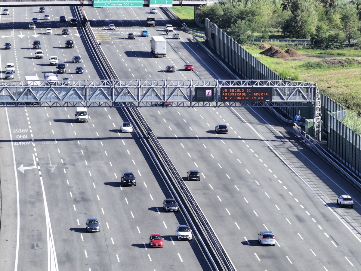 A8 Milano Laghi la prima e unica autostrada a 5 corsie in Italia
