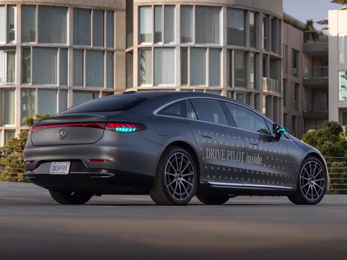 Mercedes-Benz USA luci supplementari guida autonoma